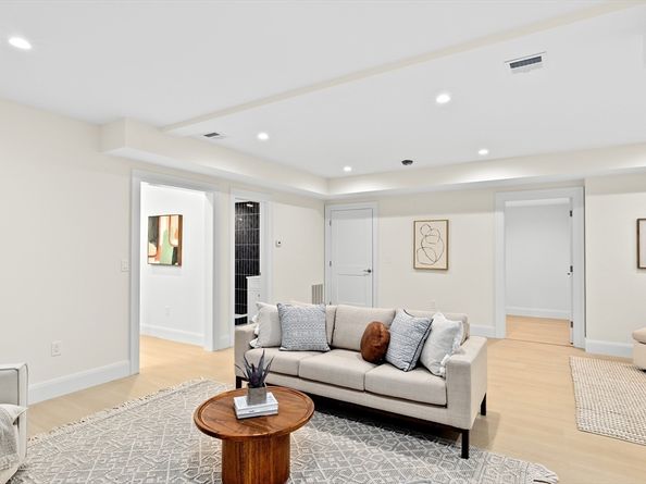 32 Kingsbury A, Wellesley MA 02481