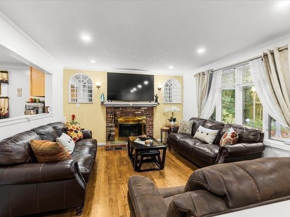 61 Chapel St, Pembroke MA 02359