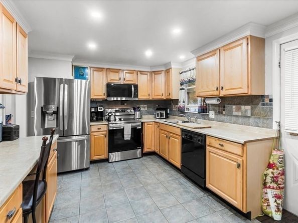 61 Chapel St, Pembroke MA 02359