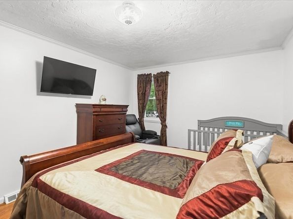 61 Chapel St, Pembroke MA 02359