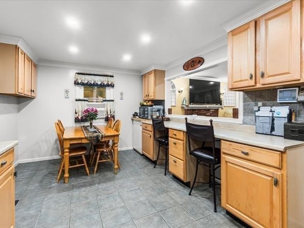 61 Chapel St, Pembroke MA 02359