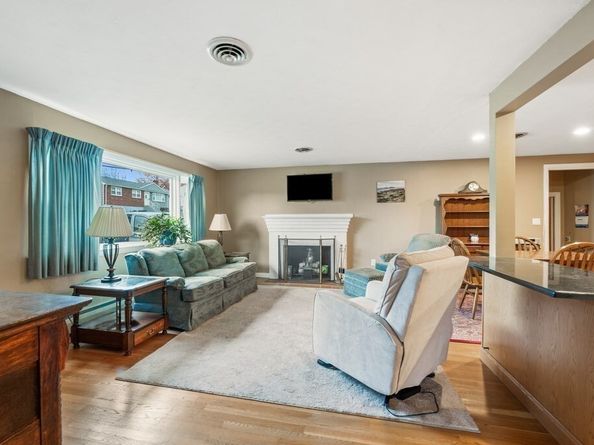 16 Woodcliff Rd, Holbrook MA 02343