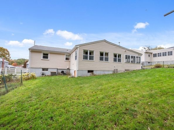 16 Woodcliff Rd, Holbrook MA 02343