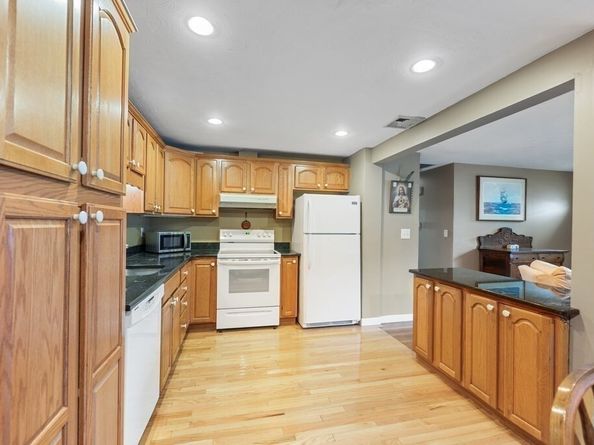 16 Woodcliff Rd, Holbrook MA 02343
