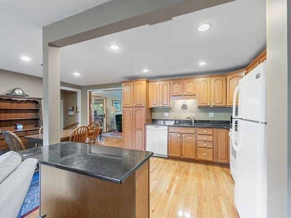 16 Woodcliff Rd, Holbrook MA 02343