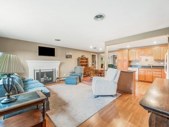 16 Woodcliff Rd, Holbrook MA 02343