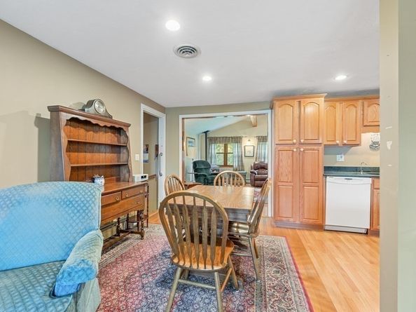 16 Woodcliff Rd, Holbrook MA 02343