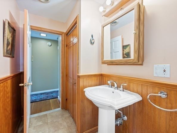 16 Woodcliff Rd, Holbrook MA 02343