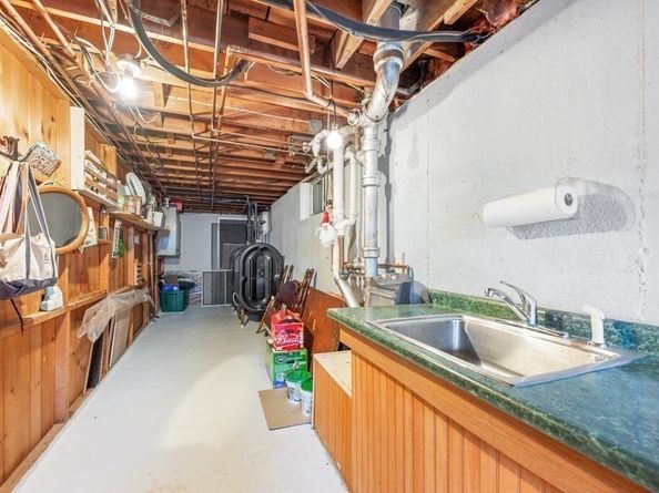 16 Woodcliff Rd, Holbrook MA 02343