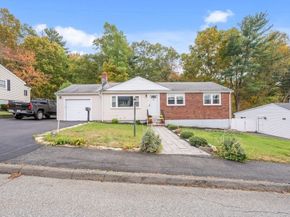 16 Woodcliff Rd, Holbrook MA 02343
