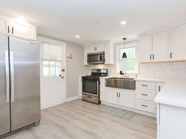 8 Roberts Rd, Ashland MA 01721