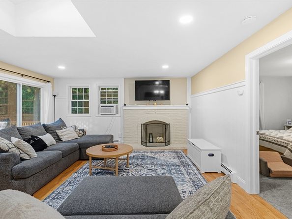 6 Vaughan St, Lakeville MA 02347