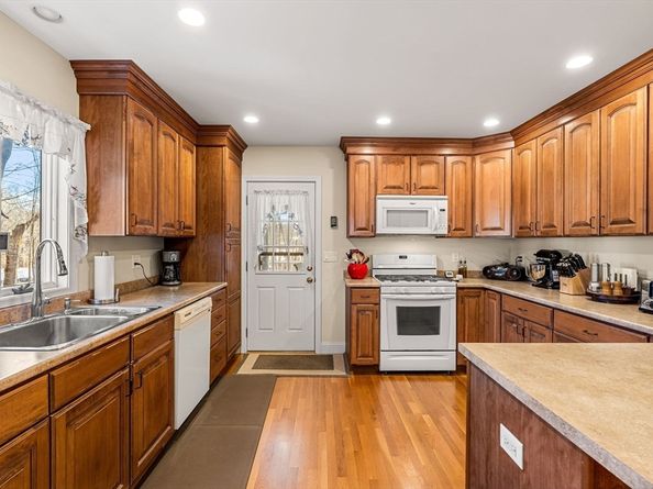 28 Van Norden Rd, Woburn MA 01801