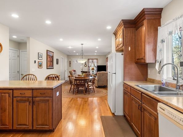 28 Van Norden Rd, Woburn MA 01801