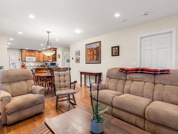 28 Van Norden Rd, Woburn MA 01801