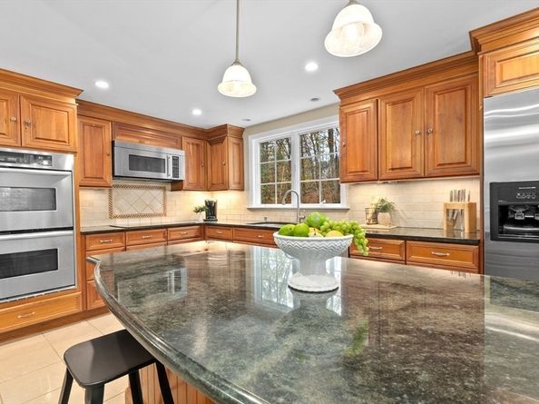 16 W Tapley Rd, Lynnfield MA 01940