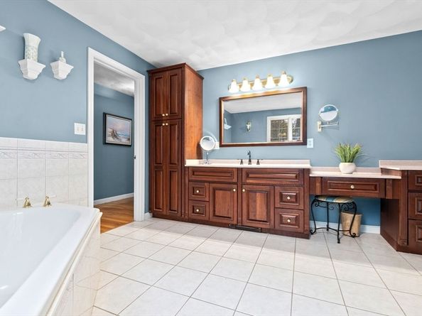 16 W Tapley Rd, Lynnfield MA 01940