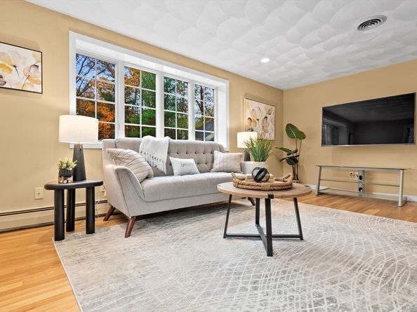 16 W Tapley Rd, Lynnfield MA 01940