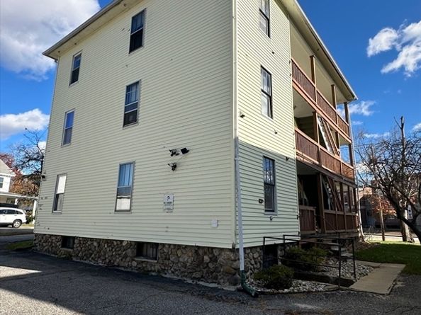 219 Charlton St, Southbridge MA 01550