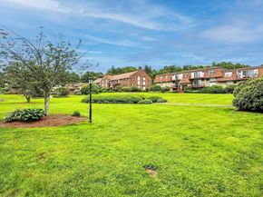 28 Williamsburg Ct 2, Shrewsbury MA 01545