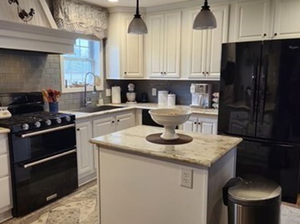 402 Pleasant Parkway, Sturbridge MA 01566