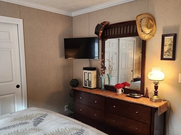 402 Pleasant Parkway, Sturbridge MA 01566