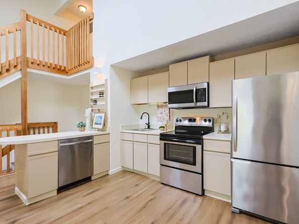 21 Lordvale Boulevard 406, Grafton MA 01536