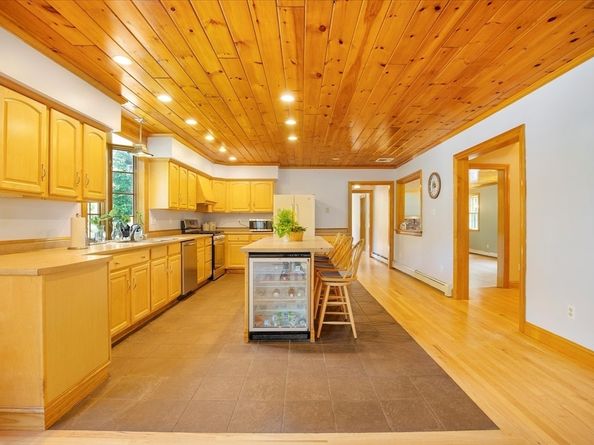 220 Mattapoisett Rd, Rochester MA 02770