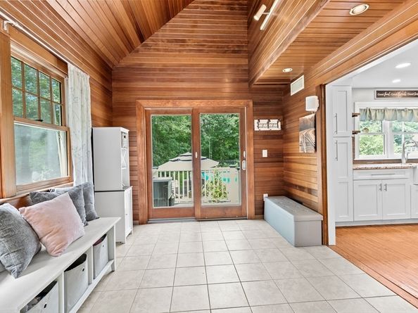 76 Union St, Hanson MA 02341