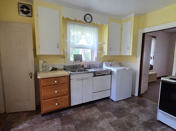 33 Carlisle St, Worcester MA 01602