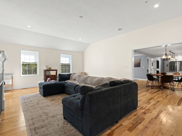 17 Pond Edge Trl, Wareham MA 02571