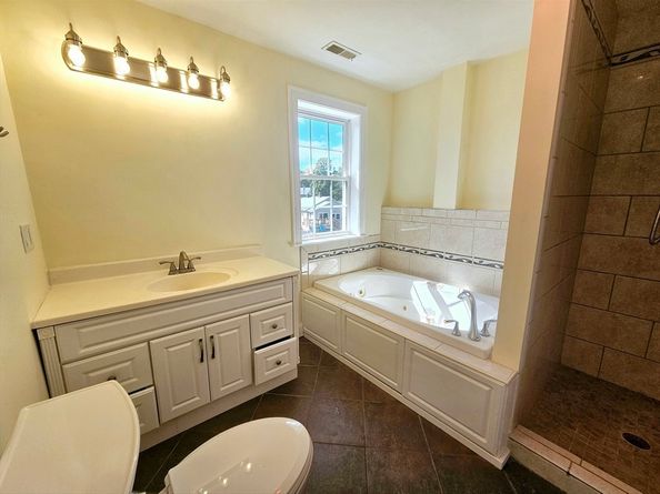 33 Lakeside Dr, Shrewsbury MA 01545