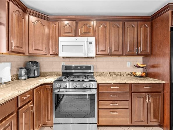 136 Bramblebush Rd, Stoughton MA 02072