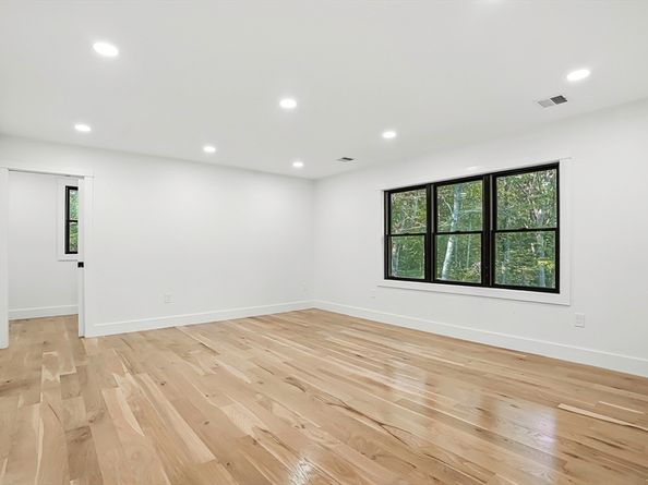 68 Pearl St, Upton MA 01568