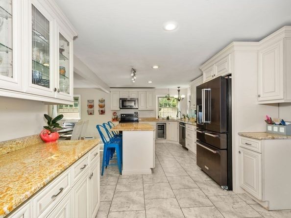 7 Old Brook Dr, Worcester MA 01609