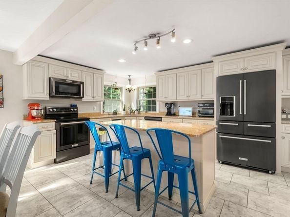 7 Old Brook Dr, Worcester MA 01609