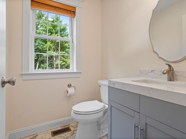 49 Warren St, Upton MA 01568