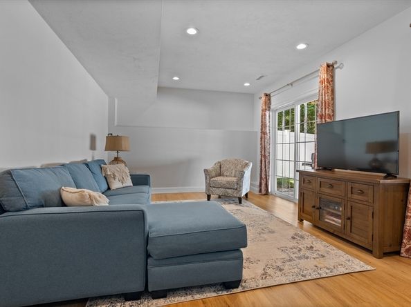 49 Warren St, Upton MA 01568