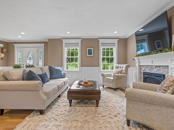 49 Warren St, Upton MA 01568