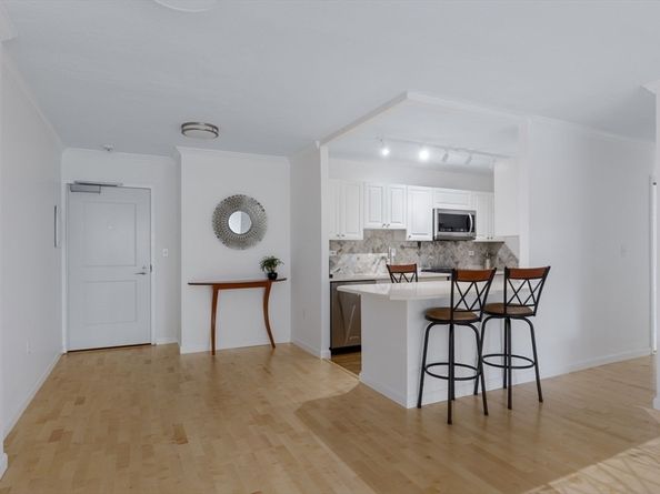 6 Whittier Pl 7E, Boston MA 02114