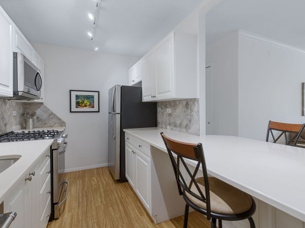 6 Whittier Pl 7E, Boston MA 02114