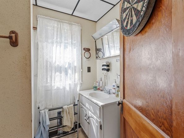 58 4th St, Leominster MA 01453