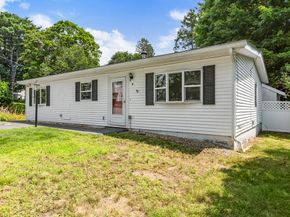 4 Depot St, Upton MA 01568