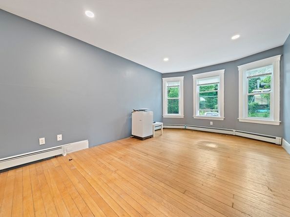 10 Trowbridge Rd, Worcester MA 01609