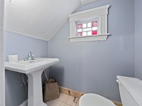 10 Trowbridge Rd, Worcester MA 01609