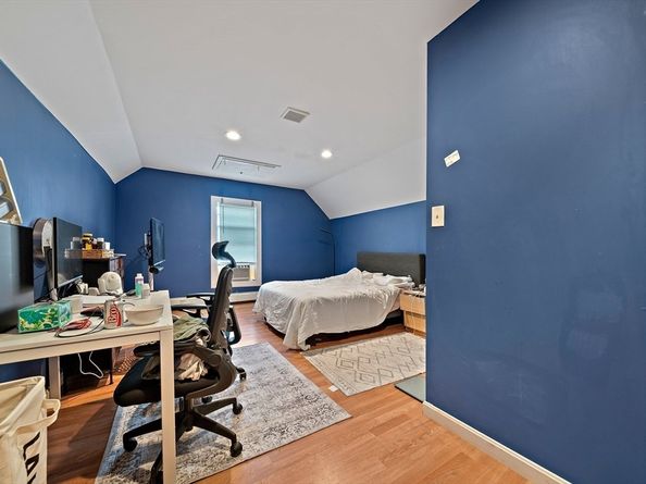 10 Trowbridge Rd, Worcester MA 01609