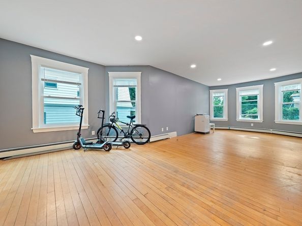 10 Trowbridge Rd, Worcester MA 01609