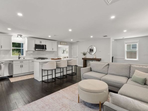 9 Beach Rd, Pembroke MA 02359
