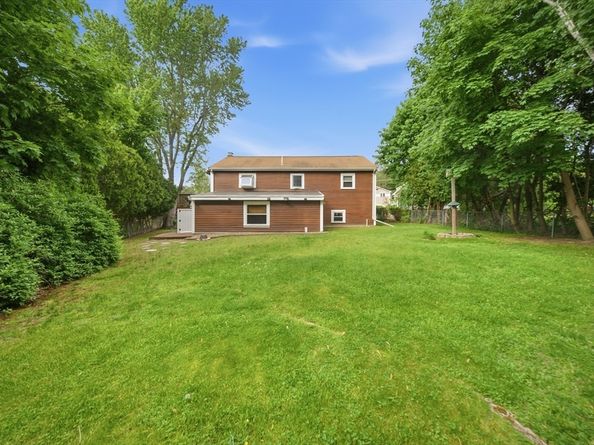 33 Quincy St, Holbrook MA 02343