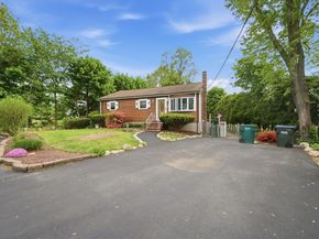 33 Quincy St, Holbrook MA 02343